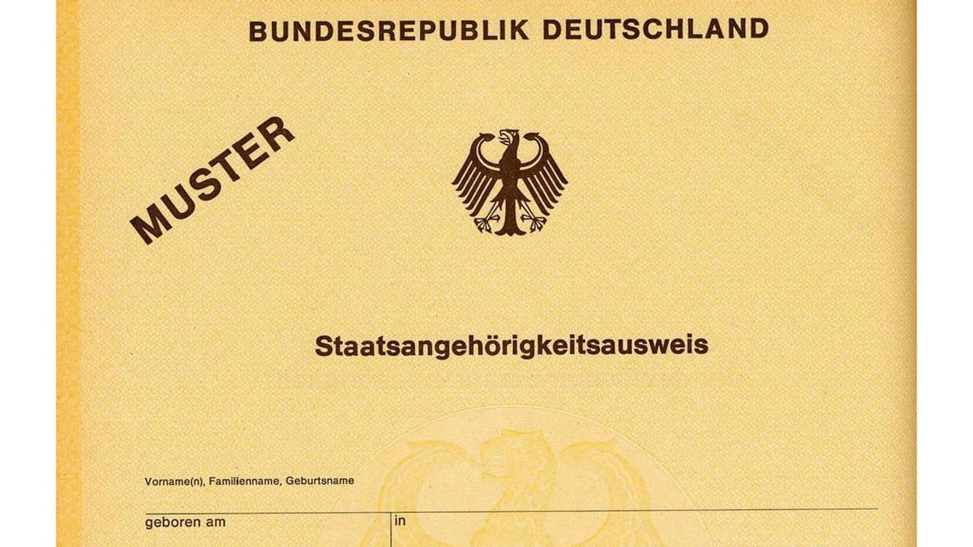 Der "Gelbe Schein" ist neben Geburts- und Heiratsurkunden das einzige Dokument, das die deutsche Staatsbürgerschaft rechtlich dokumentiert. Ein Personalausweis und Reisepass reicht dafür nicht aus.