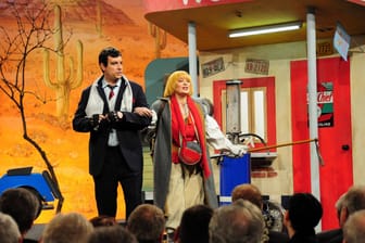 Das traditionelle Singspiel auf dem Nockherberg in München (Archivbild): Kabarettist Stephan Zinner als Markus Söder und Eva-Maria Höfling als Claudia Roth 2008.