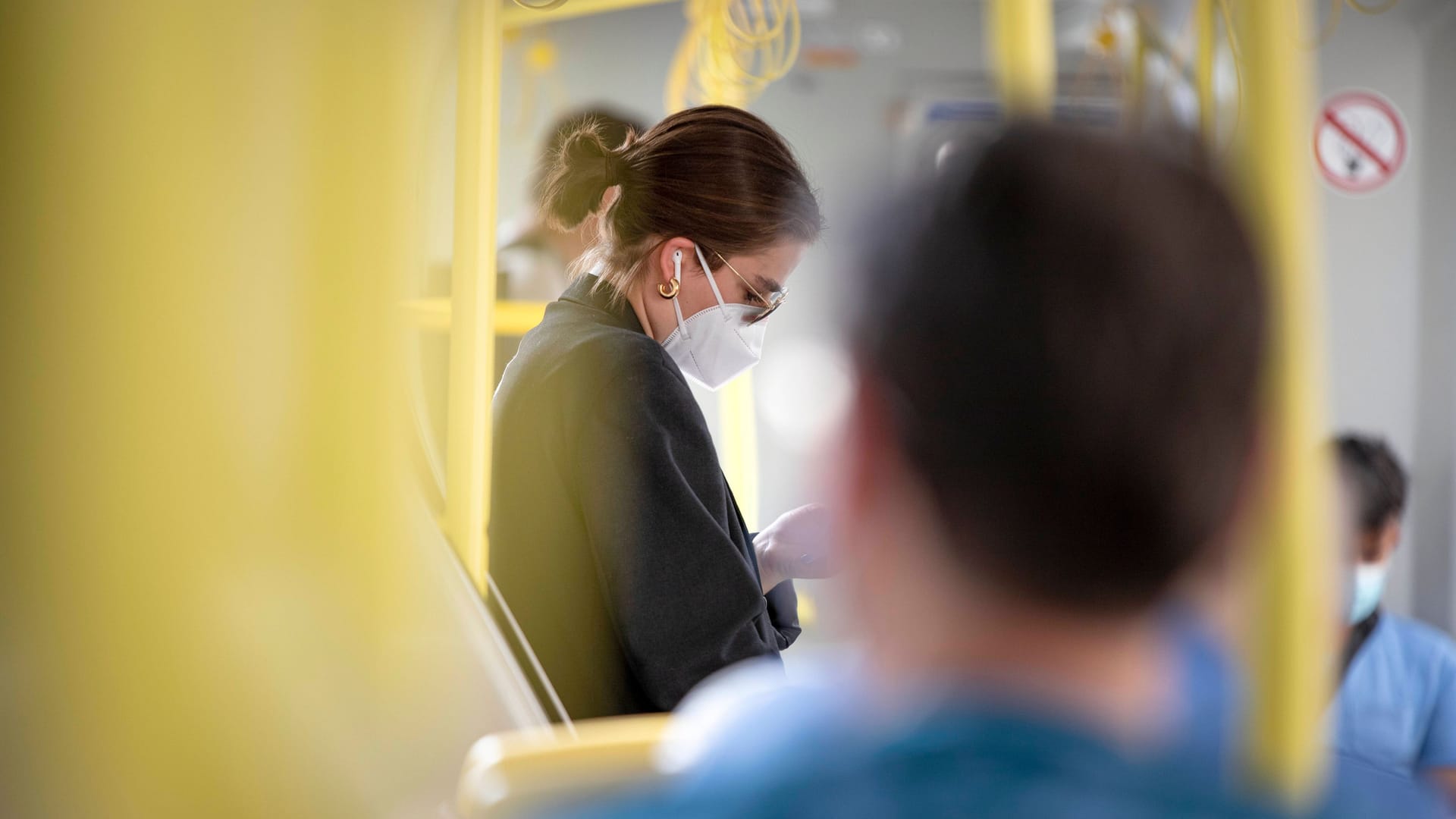 Frau mit Maske in einer Straßenbahn (Symbolbild): Bremen zieht nach und tut es anderen Bundesländern gleich.