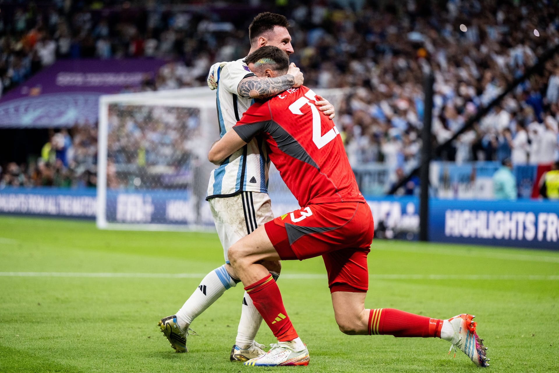 Lionel Messi (l.) umarmt Emiliano Martinez: Die Partie zwischen Argentinien und den Niederlanden wurde zu einem Klassiker.