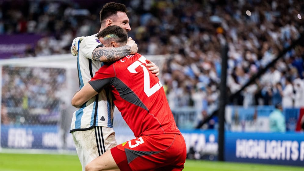 Lionel Messi (l.) umarmt Emiliano Martinez: Die Partie zwischen Argentinien und den Niederlanden wurde zu einem Klassiker.