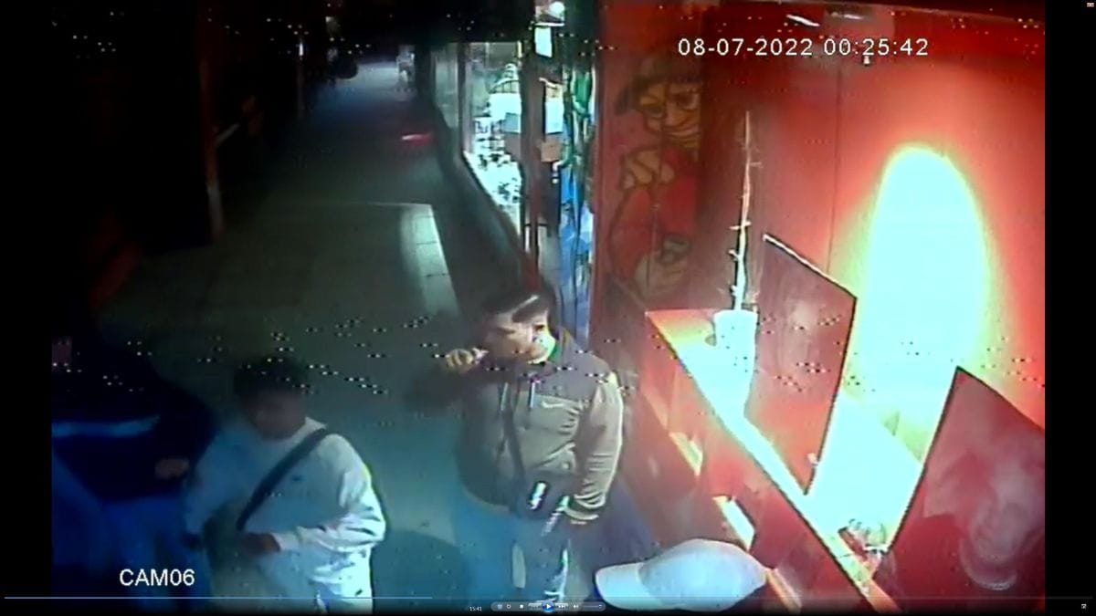 Die Polizei sucht nach einem Angriff in Hamburg-Altona mit Bildern aus einer Überwachungskamera nach den Tätern. Die Polizei sucht nach einem Angriff in Hamburg-Altona mit Bildern aus einer Überwachungskamera nach den Tätern.