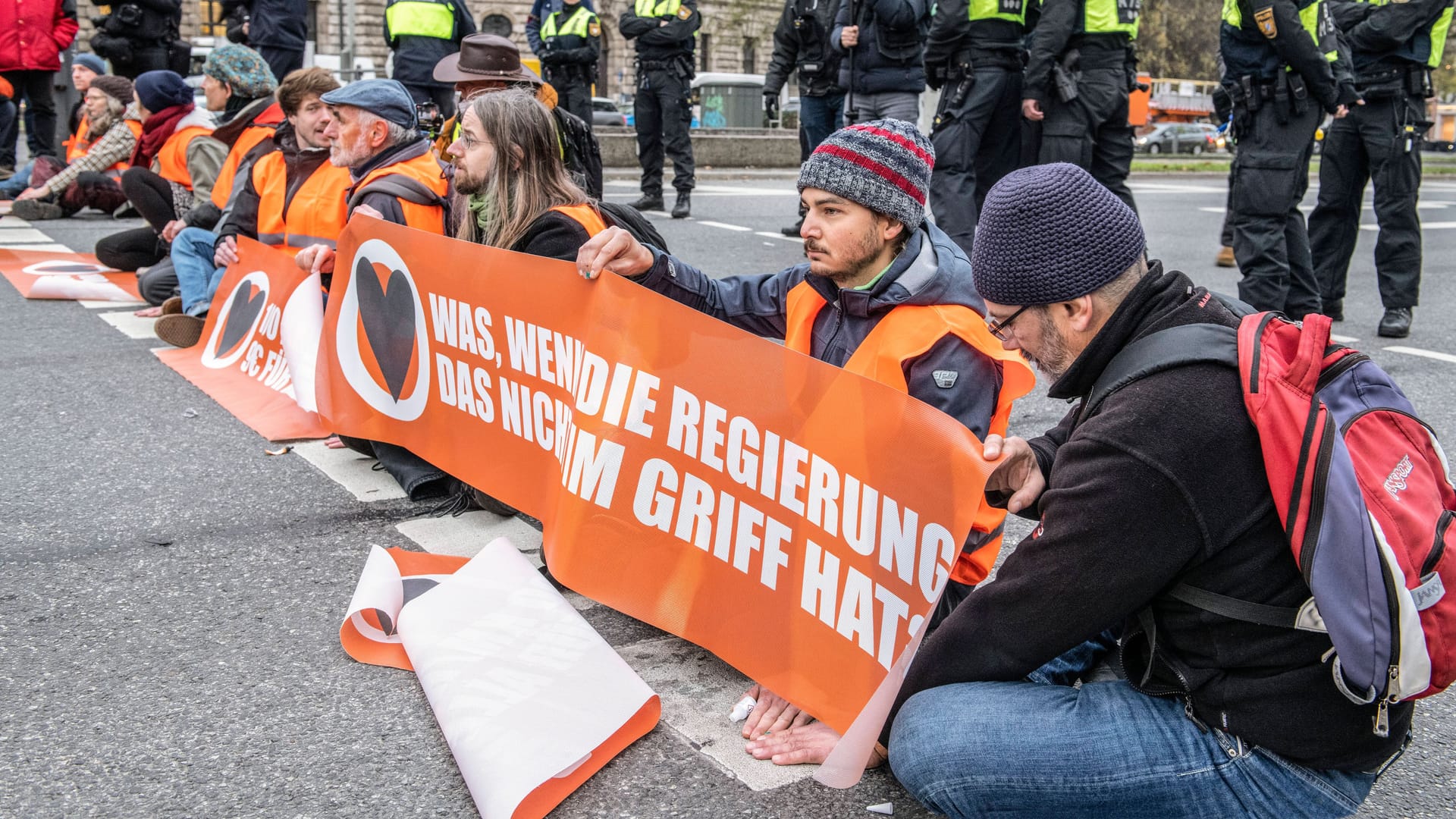 Eine Straßenblockade der "Letzten Generation" in München (Archivbild): Seit gut einem Jahr sind die Aktivisten auf der Straße.