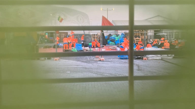 Gastarbeiter auf der stinkenden Müllhalde im Schatten des Al-Thumama-Stadions.