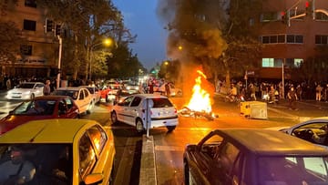 Proteste in Teheran (Archivbild): Das Regime geht gewaltsam gegen die Demonstranten vor. (Quelle: via REUTERS/dpa-bilder) DATEIFOTO: DATEIFOTO: Protest gegen den Tod von Mahsa Amini in Teheran