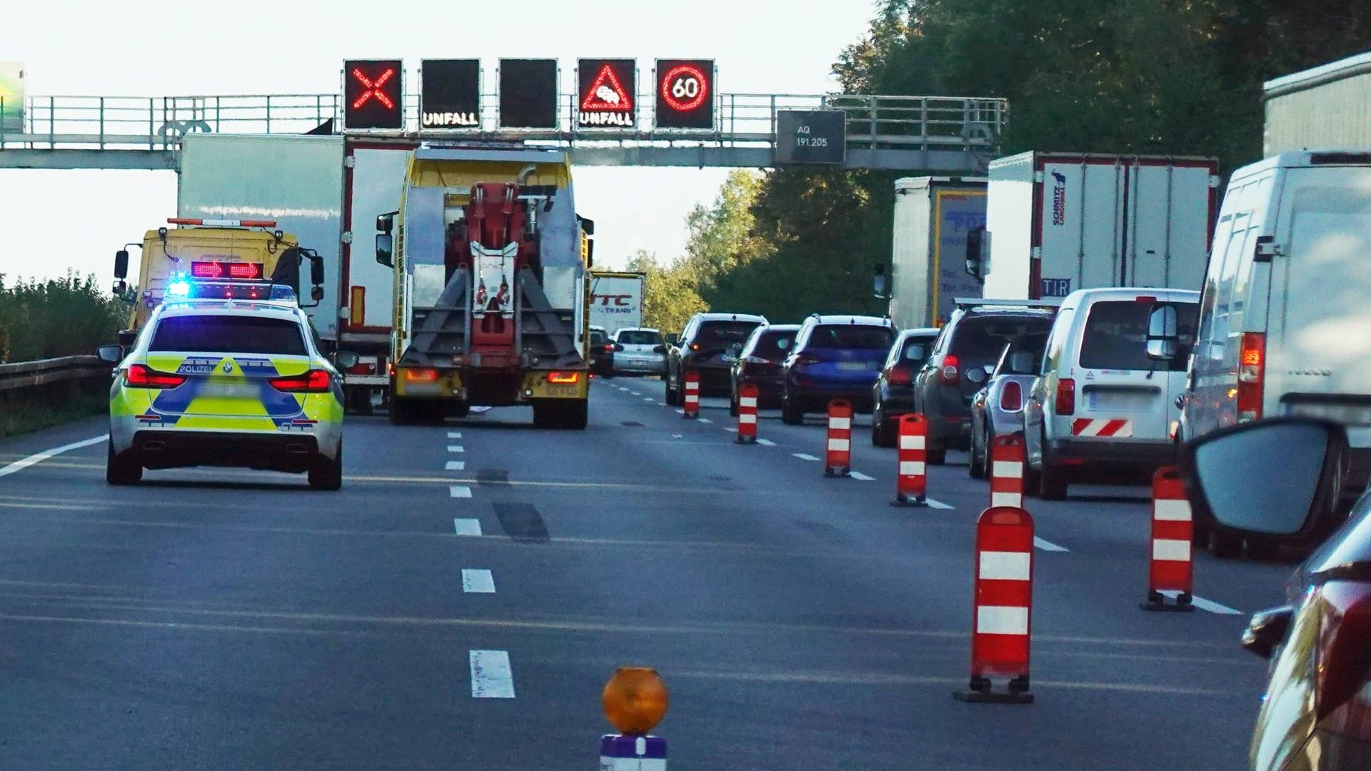 Stau auf der A2 (Symbolbild): Der starke Wind soll den Unfall ausgelöst haben.