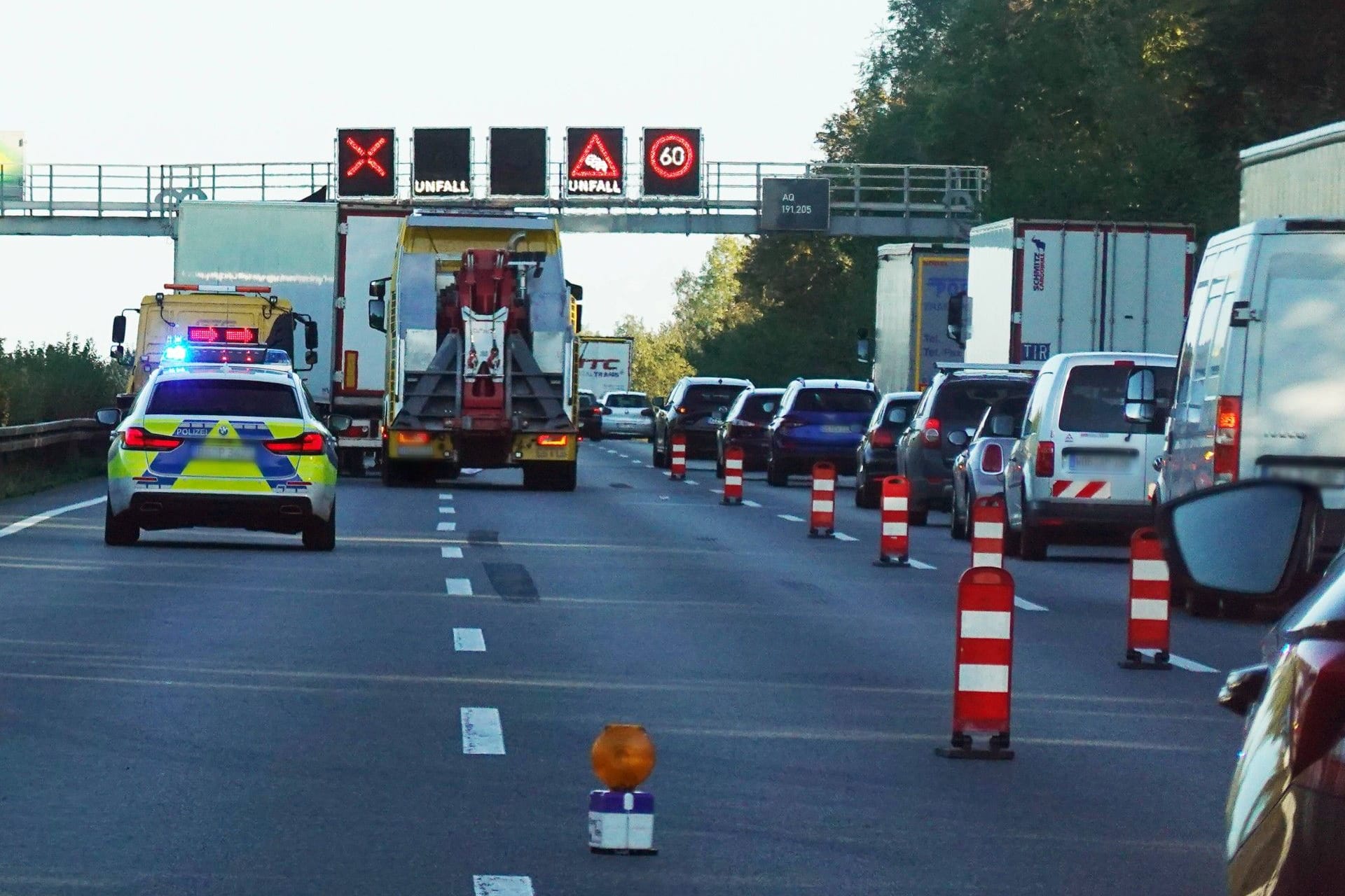 Stau auf der A2 (Symbolbild): Der starke Wind soll den Unfall ausgelöst haben.