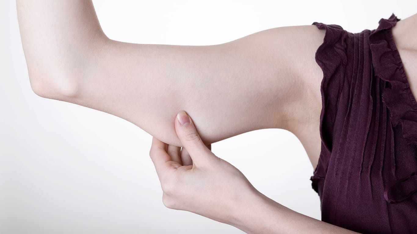 Mit gezielten und konstanten Oberarmtraining werden die Muskeln an den Oberarmen definierter.