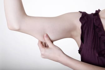 Mit gezielten und konstanten Oberarmtraining werden die Muskeln an den Oberarmen definierter.