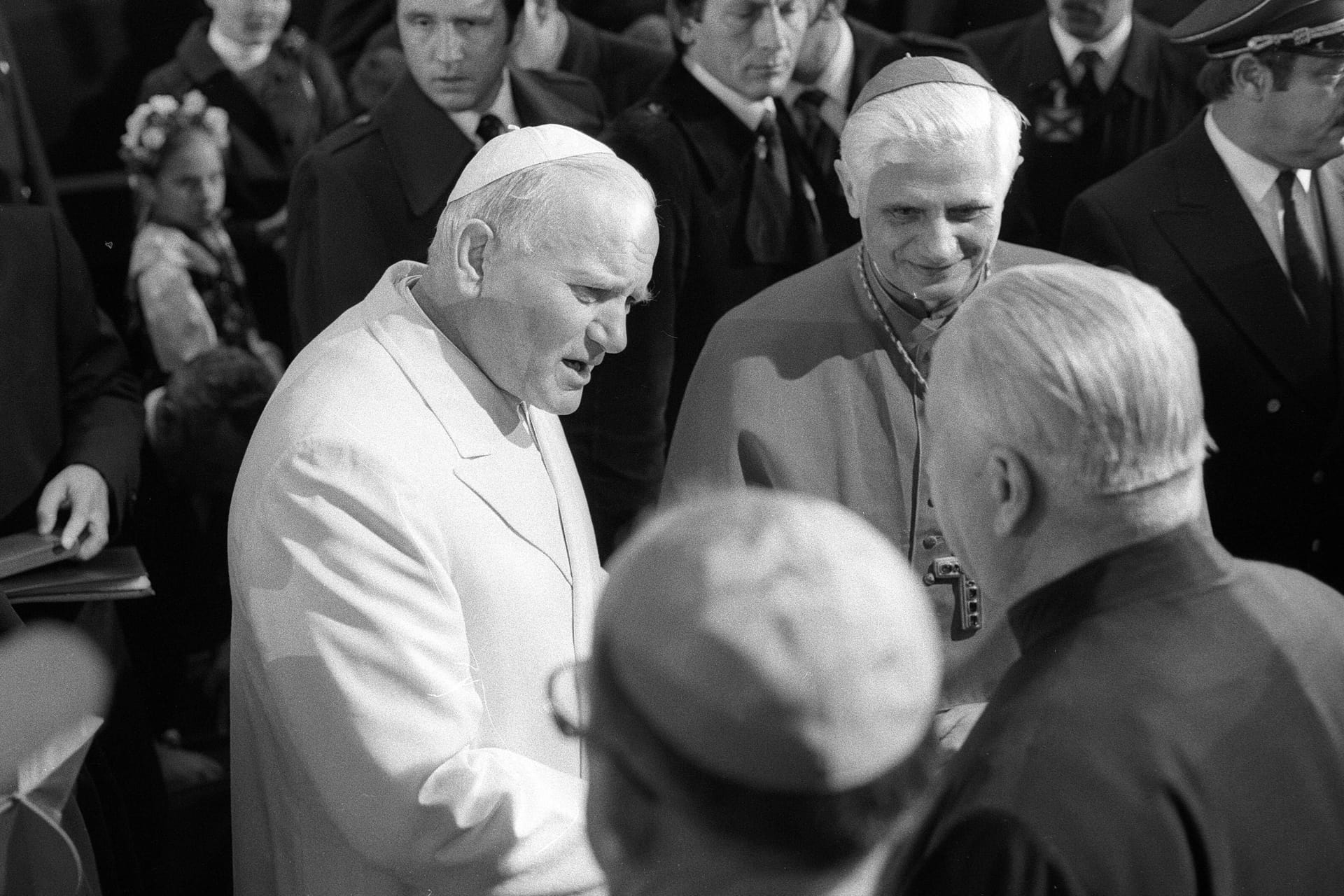 Papst Johannes Paul II. mit Kardinal Joseph Ratzinger 1980 in München