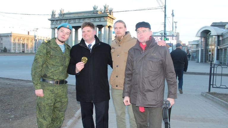 Mit deutschen NPD-Politikern: Milchakov (4. von rechts) und sein Vertreter trafen im März 2015 in Sankt Petersburg am Rande eines Kongresses von Rechtsextremisten auch Jens Pühse (rechts von Milchkov) und Karl Richter (ganz rechts).