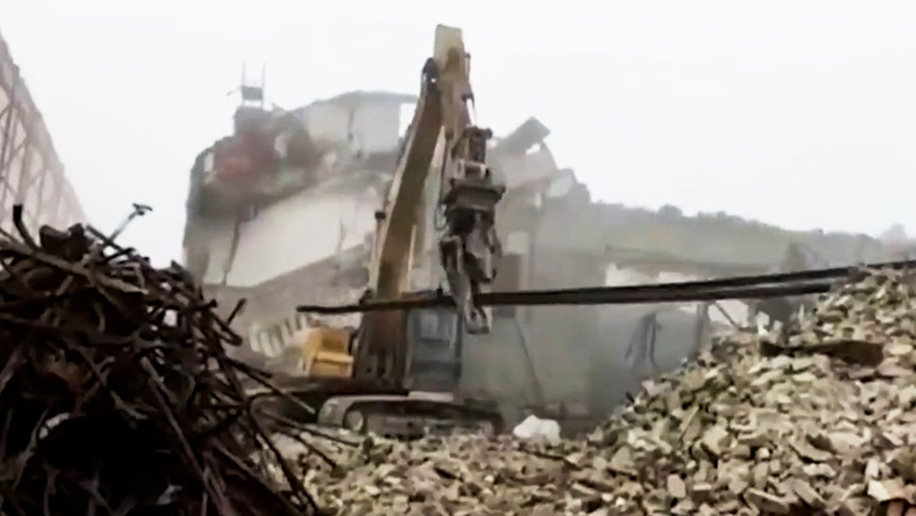 Russische Besatzer zerstören Theater in Mariupol