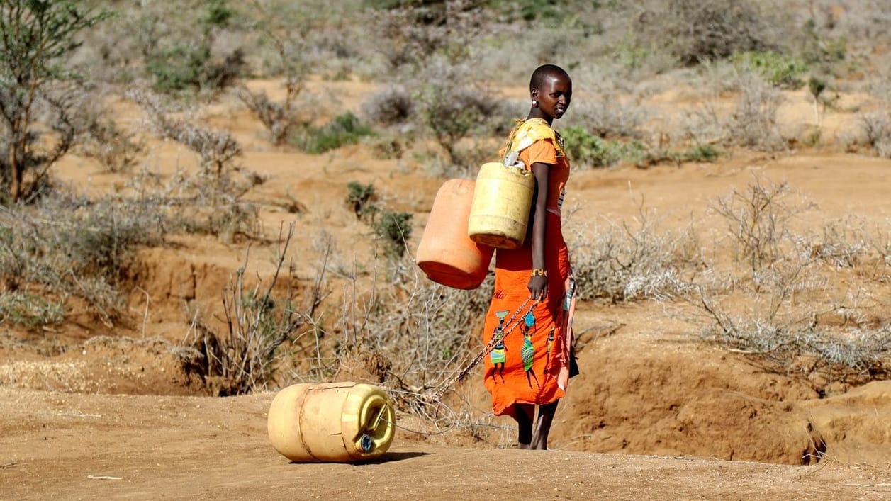 Eine Frau holt Wasser im kenianischen Bezirk Samburu: Die Dürreperioden in der Region verschlimmern sich aufgrund des Klimawandels. Eine Frau holt Wasser im kenianischen Bezirk Samburu: Die Dürreperioden in der Region verschlimmern sich aufgrund des Klimawandels.