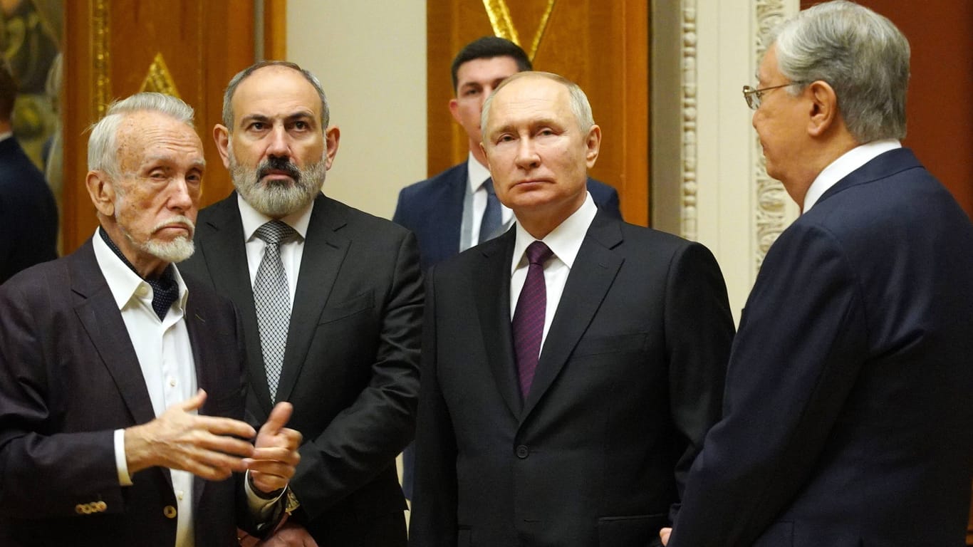 Wladimir Putin und seine Gäste aus den GUS-Staaten: Angesteckt hat sich wohl nur der belarussische Präsident Lukaschenko das Präsent.