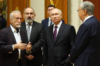 Wladimir Putin und seine Gäste aus den GUS-Staaten: Angesteckt hat sich wohl nur der belarussische Präsident Lukaschenko das Präsent.