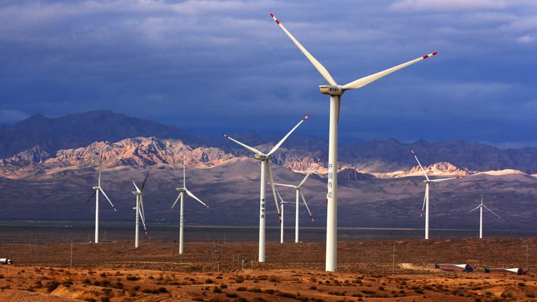 Windpark im Qaidam-Becken (Archivbild): Teilweise mussten Projekte für erneuerbare Energien wieder abgeblasen werden – weil sie in den jeweiligen Regionen ein Überangebot geschaffen hätten.