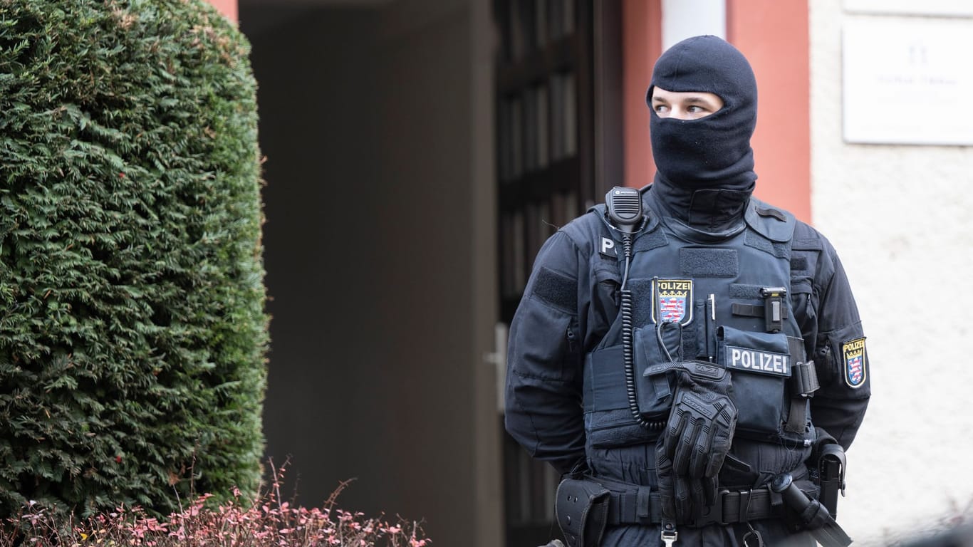 Ein Polizist sichert ein durchsuchtes Objekt in Frankfurt: Der "militärische Arm" der Gruppe kundschaftete bereits Kasernen aus.