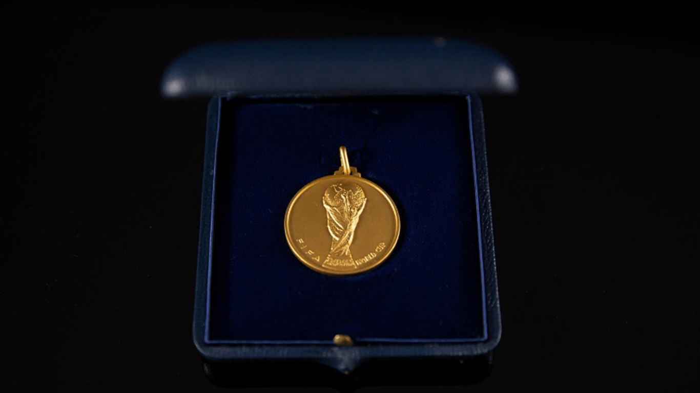 Ganz besonderes Fundstück: Diese WM-Medaille von 1974 wird auf etwa 25.000 Euro geschätzt. Nur 22 Spieler erhielten sie.