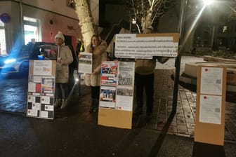 Oksana Lustenhouwer (Mitte) bei der Mahnwache vor dem Theater Heidelberg: Rund zehn Aktivisten protestierten gegen die Veranstaltung mit Gabriele Krone-Schmalz.