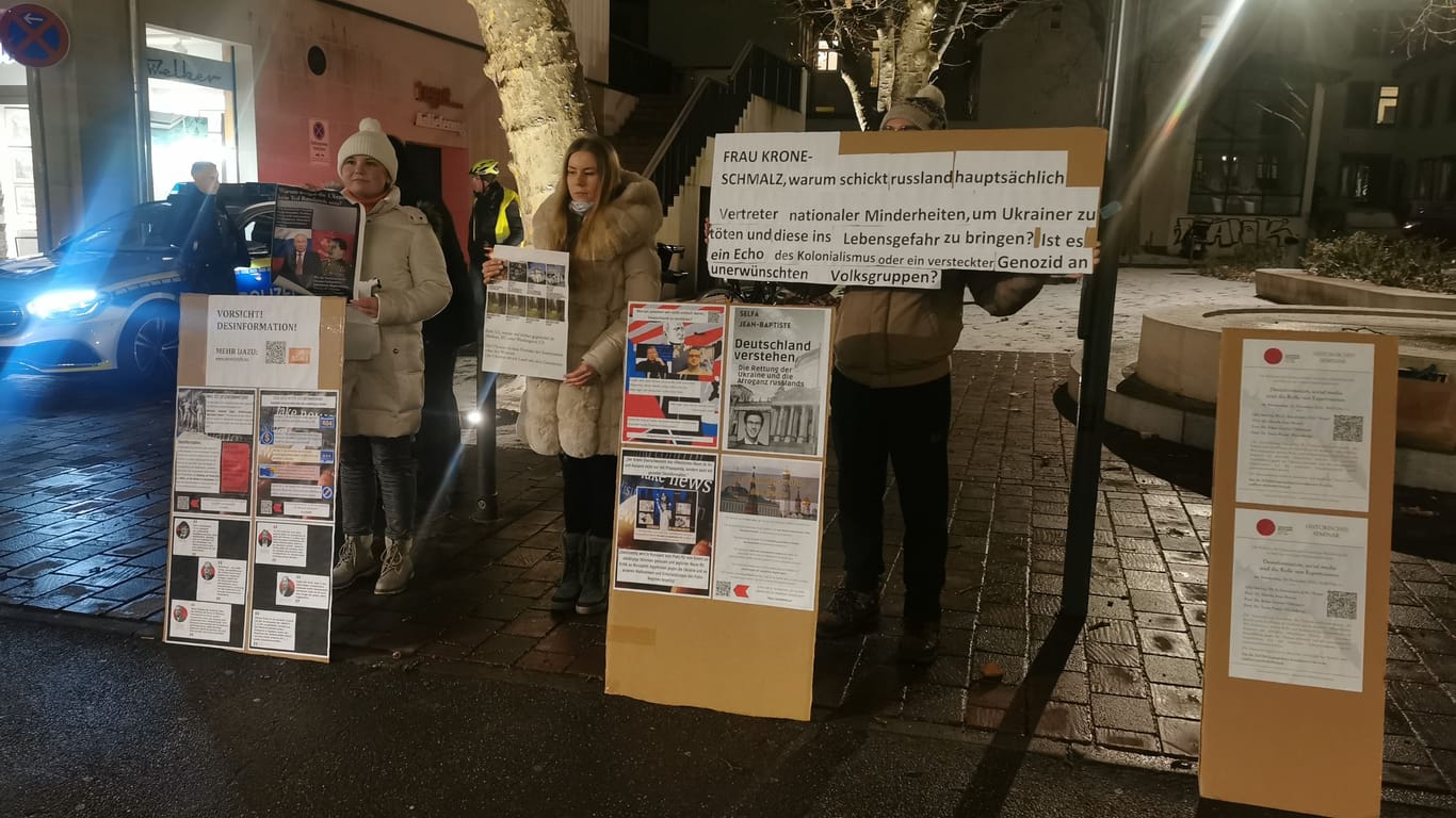 Oksana Lustenhouwer (Mitte) bei der Mahnwache vor dem Theater Heidelberg: Rund zehn Aktivisten protestierten gegen die Veranstaltung mit Gabriele Krone-Schmalz.