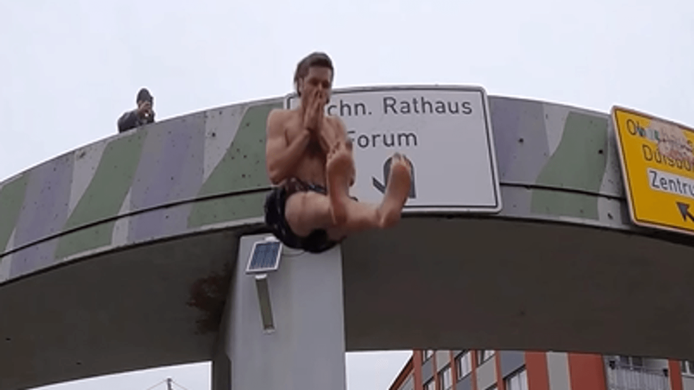 Füße nach vorne und mit dem Hintern zuerst: Jan Lange wagte den Sprung in brackiges Containerwasser.