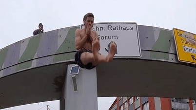 Füße nach vorne und mit dem Hintern zuerst: Jan Lange wagte den Sprung in brackiges Containerwasser.