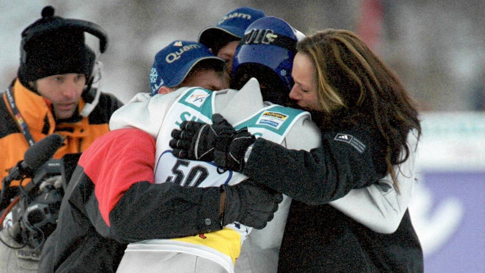 Sven Hannawald mit seiner Familie: Die Szene, die Bartels nach dem Siegsprung 2002 beschreibt.