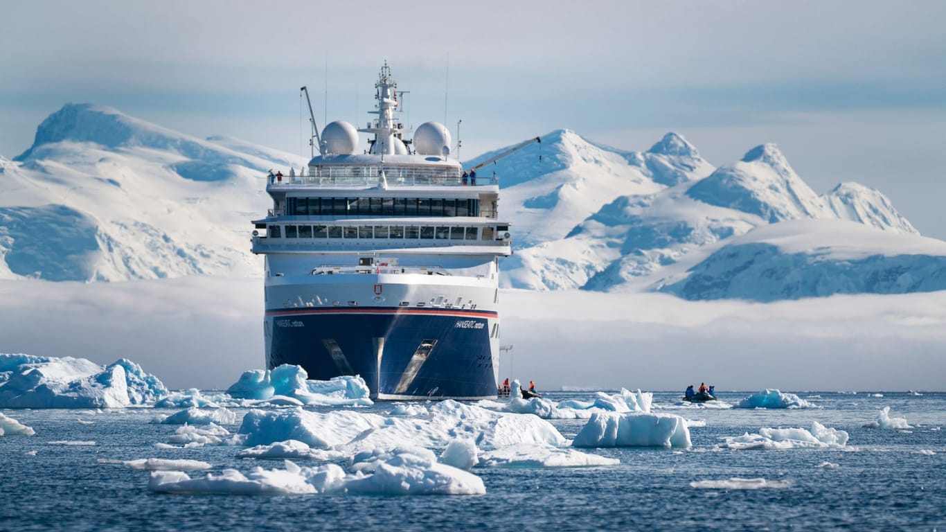 Kreuzfahrten: Expeditionsschiff «Hanseatic Nature» vor Cuverville Island in der Antarktis.
