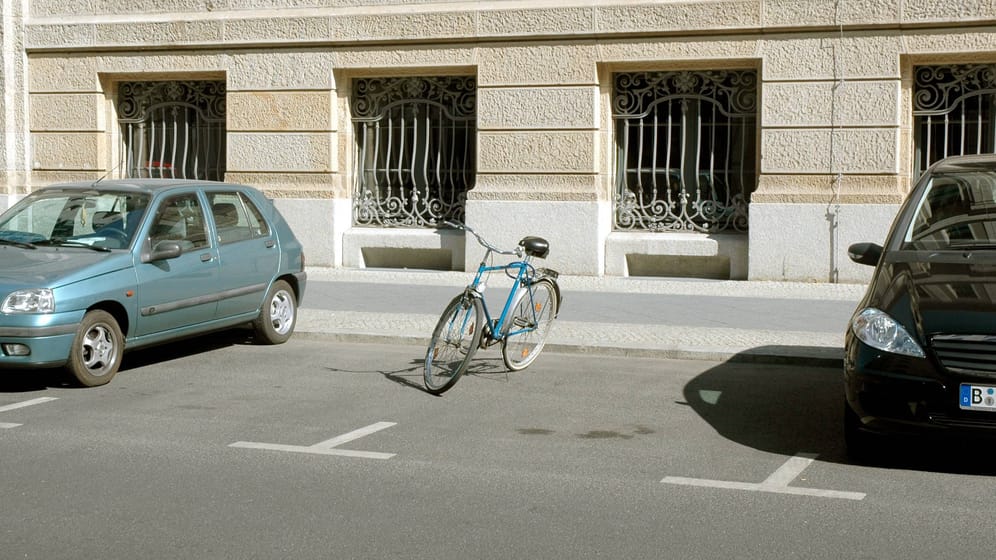 Fahrrad in Parkbucht: Autofahrer müssen für das Abstellen ihrer Fahrzeuge tiefer in die Tasche greifen, Fahrräder können kostenlos abgestellt werden.