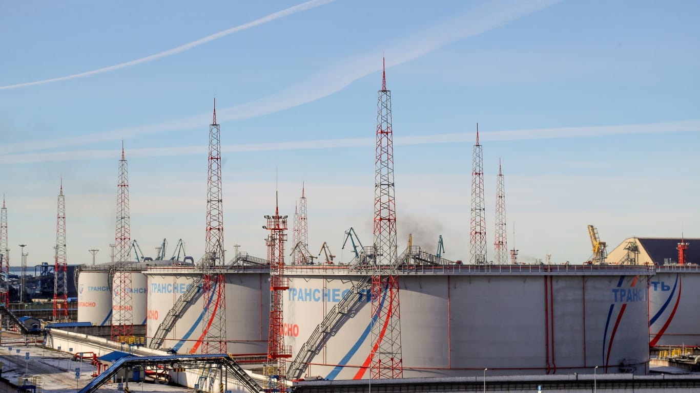 Tanks von Transneft stehen im Ölterminal von Ust-Luga: Das staatliche russische Unternehmen betreibt die Erföl-Pipelines des Landes.