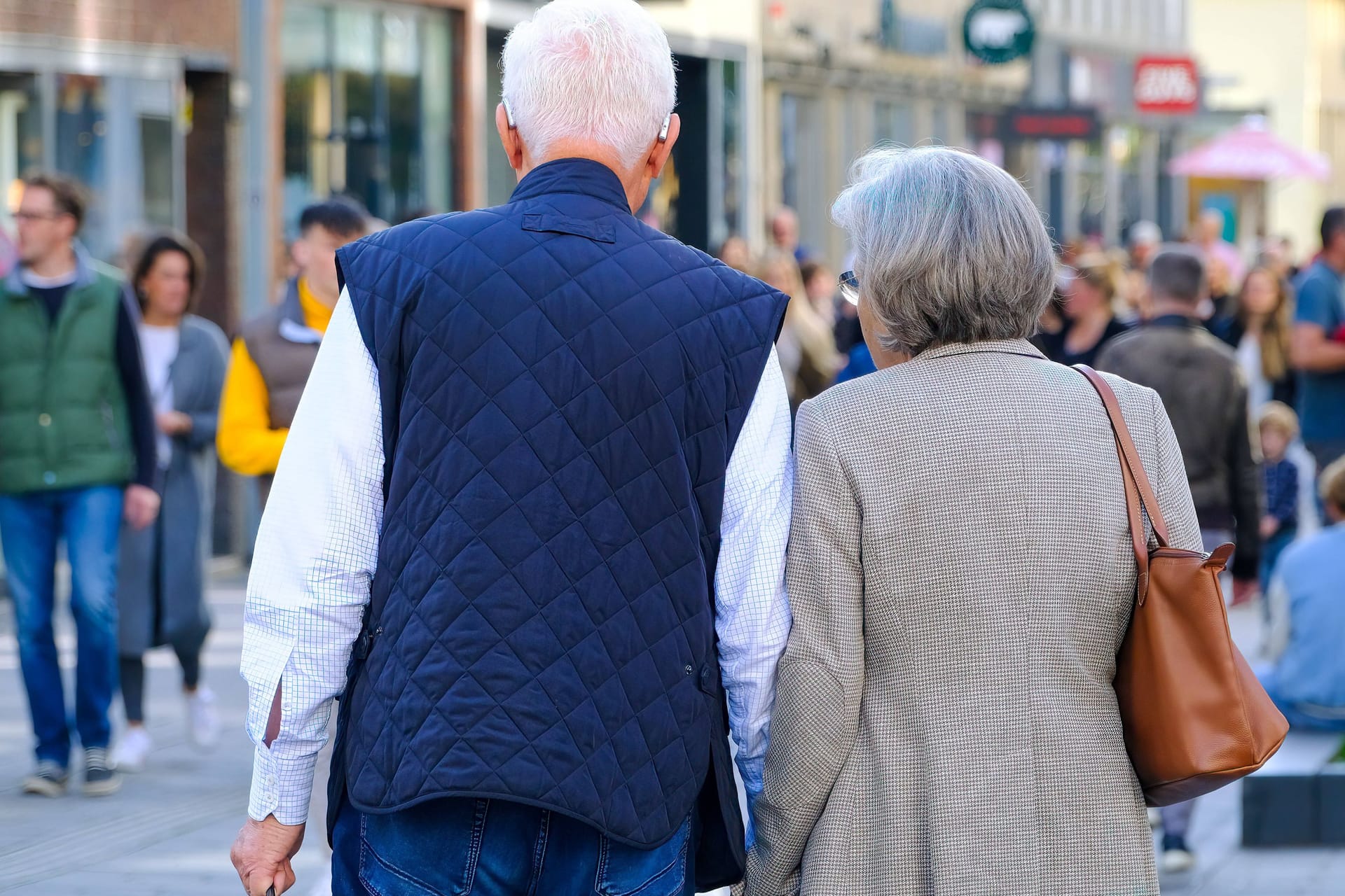 Senior und Seniorin in einer Einkaufsstraße (Archivbild): Viele Deutsche gehen früher in Rente. Senior und Seniorin in einer Einkaufsstraße (Archivbild): Viele Deutsche gehen früher in Rente.