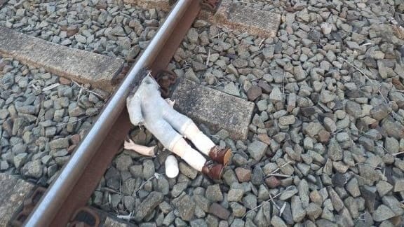 Der Puppenkörper liegt mit abgetrenntem Kopf am Bahngleis: Ein gar nicht lustiger Scherz.