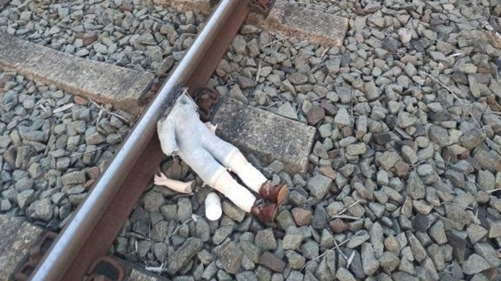 Der Puppenkörper liegt mit abgetrenntem Kopf am Bahngleis: Ein gar nicht lustiger Scherz.