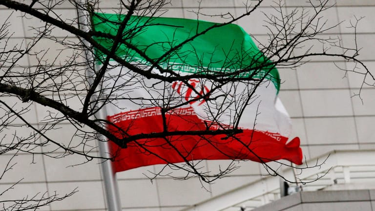 Iranische Flagge (Symbolbild): Deutschland setzt Fördermittel für den Außenhandel mit der Islamischen Republik aus.