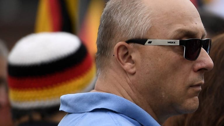 Jens Maier bei einer Kundgebung von Pegida und AfD (Archivbild): Seit vergangenem Jahr sitzt er nicht mehr im Bundestag.
