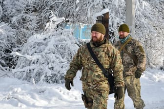 Ukrainische Soldaten im Schnee (Archivbild): In den mobilen Saunen aus Estland sollen die Einheiten neue Kraft schöpfen.