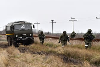 Russische Soldaten in der Ukraine nahe Cherson: Die Armee sei "technisch hoffnungslos veraltet und moralisch verrottet", schreibt ein Ex-Soldat.