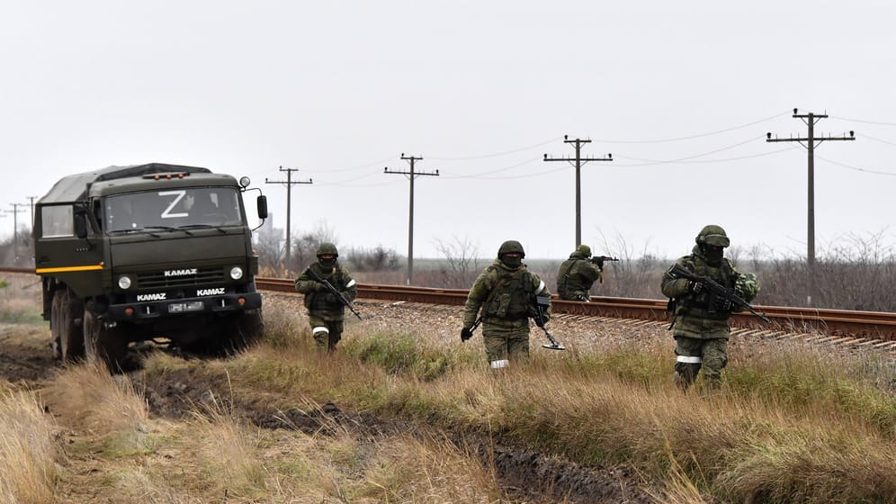 Russische Soldaten in der Ukraine nahe Cherson: Die Armee sei "technisch hoffnungslos veraltet und moralisch verrottet", schreibt ein Ex-Soldat.