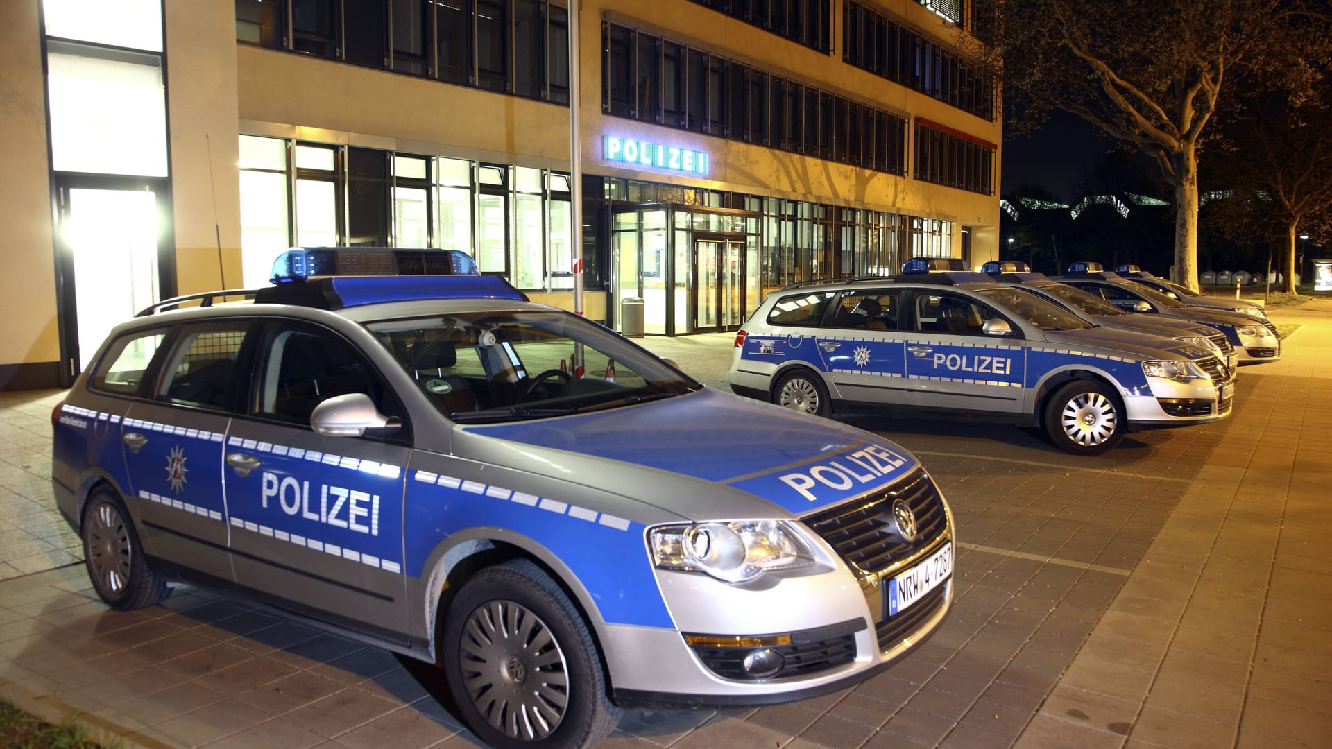 Streifenwagen in Gelsenkirchen (Symbolbild): Die Angreifer entkamen in mehreren Autos. Streifenwagen in Gelsenkirchen (Symbolbild): Die Angreifer entkamen in mehreren Autos.