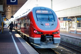 Eine Regionalbahn in Dortmund (Symbolbild): Wie durch ein Wunder überlebte eine Frau den Sturz ins Gleisbett.