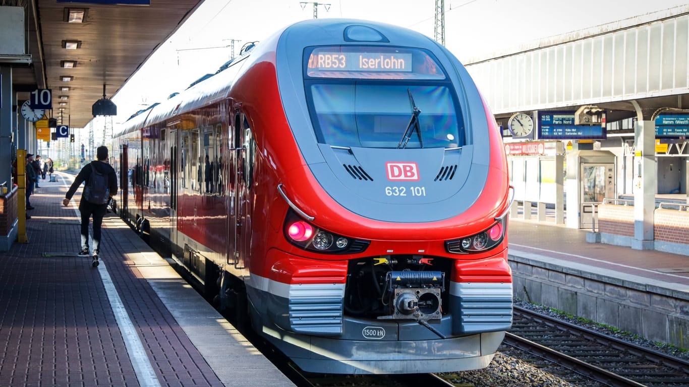 Eine Regionalbahn in Dortmund (Symbolbild): Wie durch ein Wunder überlebte eine Frau den Sturz ins Gleisbett.