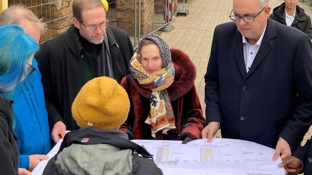 Besprechung vor Ort am Dienstag: Evin Oettingshausen (gelbe Mütze) erläutert den künstlerischen Entwurf unter anderem für Bürgermeister Bovenschulte (r.) und Elvira Noa (Mitte).
