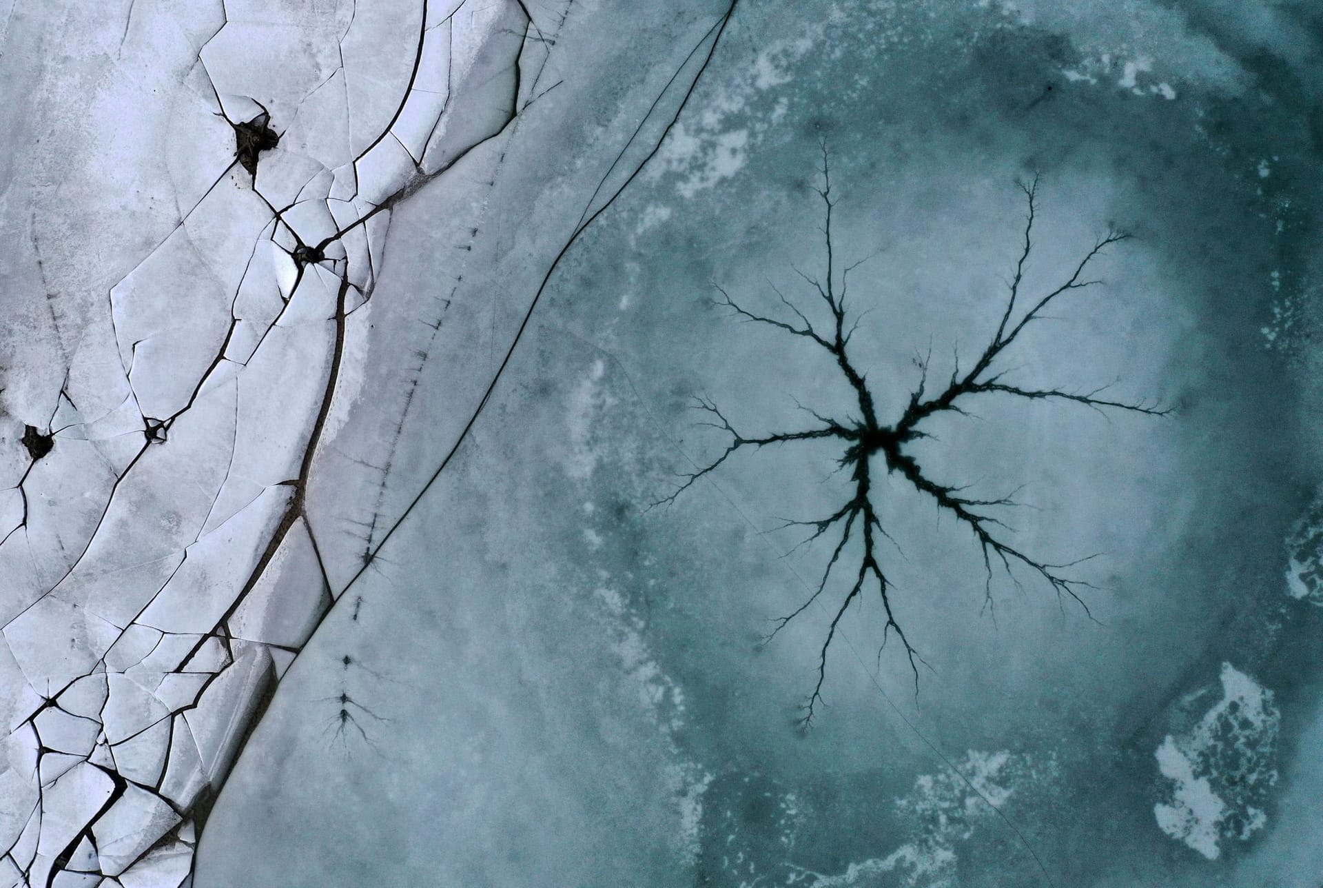 Riss auf Eisfläche eines Sees (Symbolbild): Trotz der niedrigen Temperaturen wird ausdrücklich vor dem Betreten gefrorener Seen gewarnt.