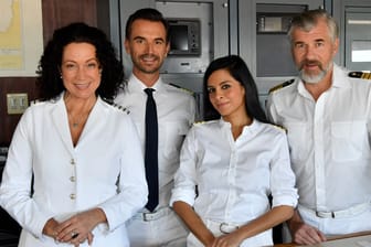 Die "Traumschiff"-Crew: Hanna Liebhold, Kapitän Max Parger, Dr. Jessica Delgado und Staff-Kapitän Martin Grimm.