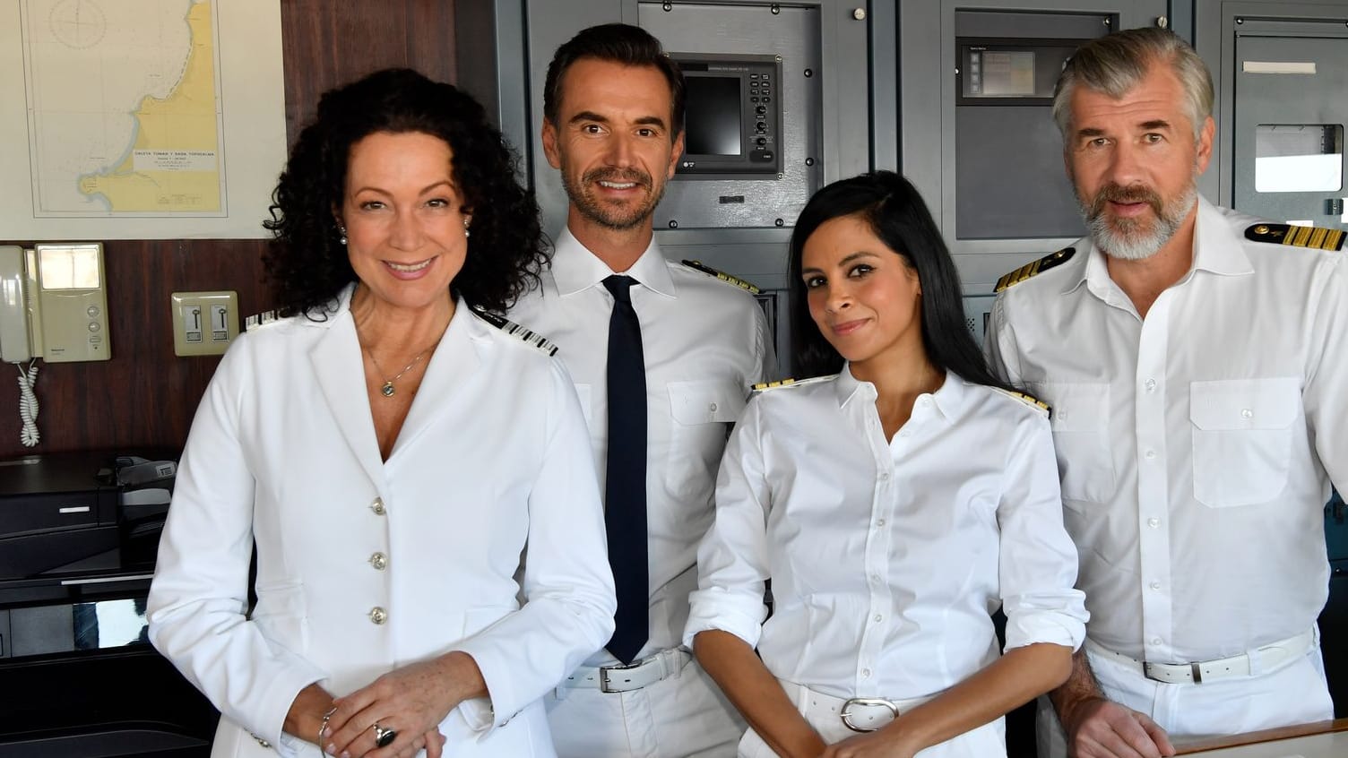 Die "Traumschiff"-Crew: Hanna Liebhold, Kapitän Max Parger, Dr. Jessica Delgado und Staff-Kapitän Martin Grimm.