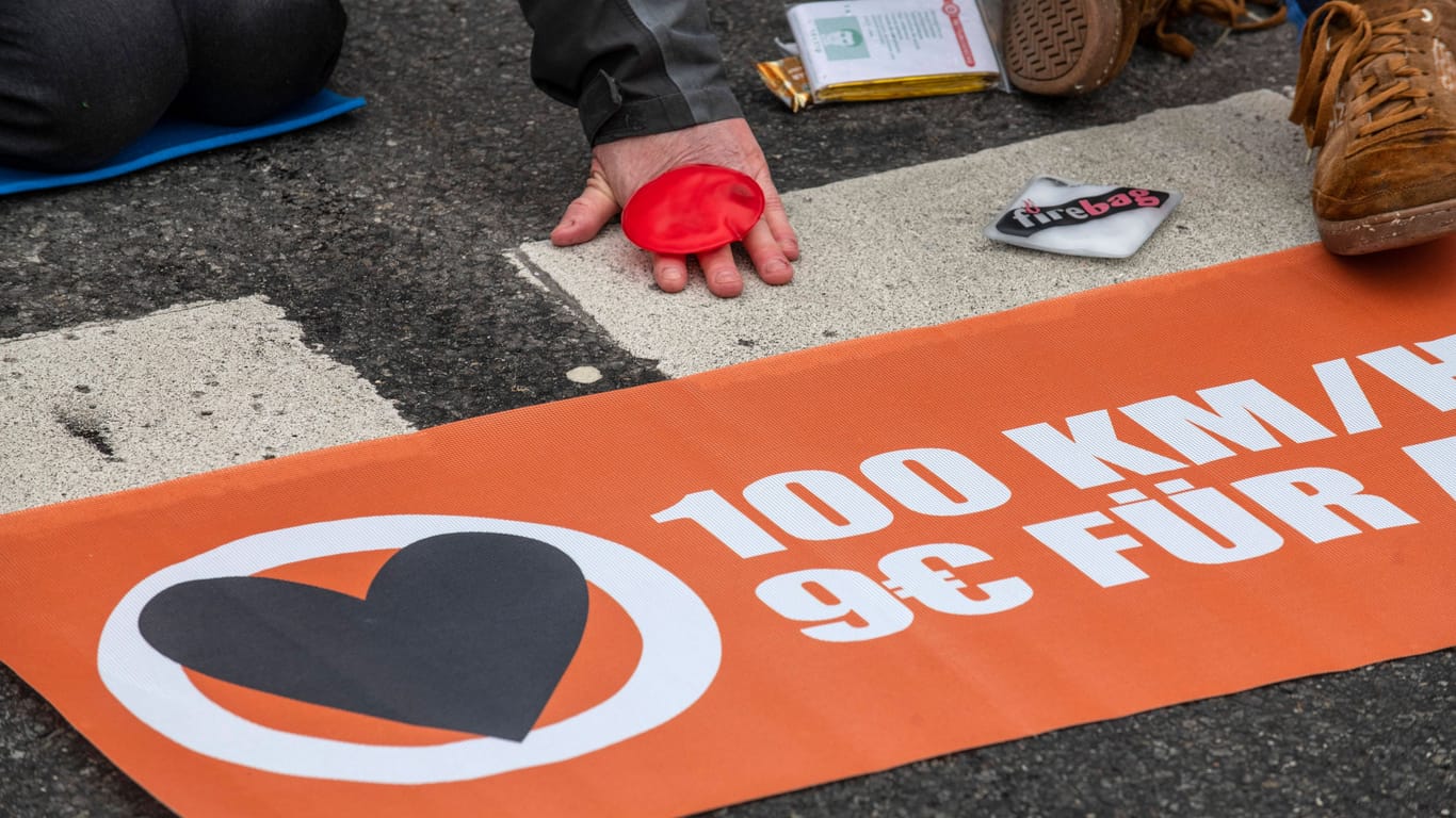 Protestaktion der Letzten Generation am Montag in München: Nach einer Woche Ruhe starten die Aktionen der Klimaaktivisten wieder, und das in ungewohnter Häufigkeit.