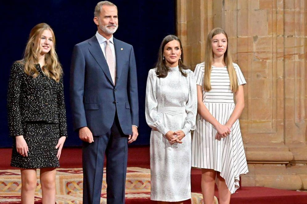 Die spanische Königsfamilie strahlt: Neben Felipe und Letizia auch die Töchter Sofia und Leonor