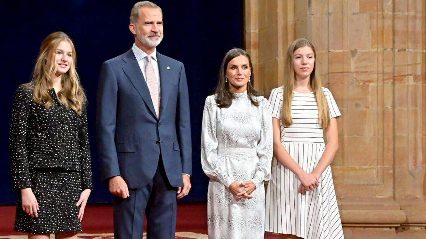 Die spanische Königsfamilie strahlt: Neben Felipe und Letizia auch die Töchter Sofia und Leonor