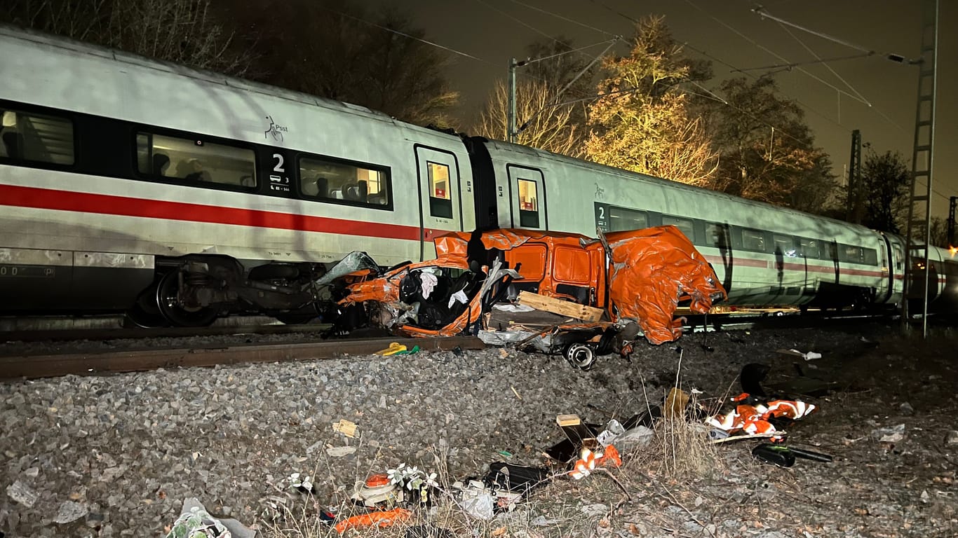 Die Unfallstelle in Hamburg-Rönneburg: Das Auto wurde durch die Kollision komplett zerstört.