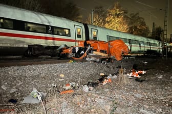 Die Unfallstelle in Hamburg-Rönneburg: Das Auto wurde durch die Kollision komplett zerstört.